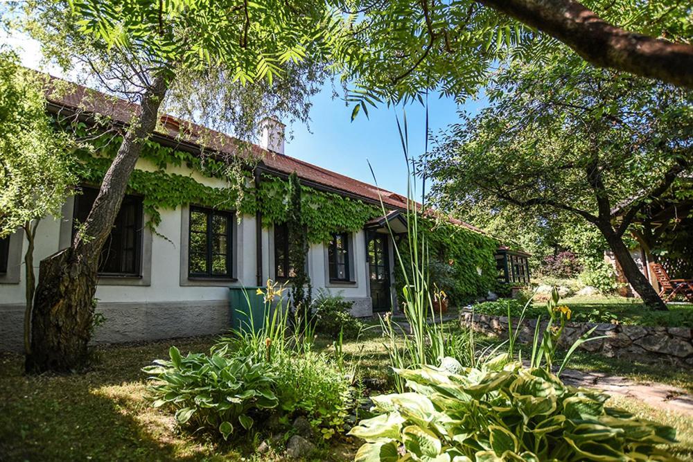 Ferienwohnung Dum V Zahrade Písek Exterior foto